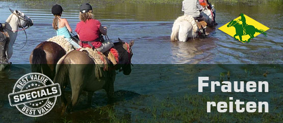 Frauen reiten im Pantanal